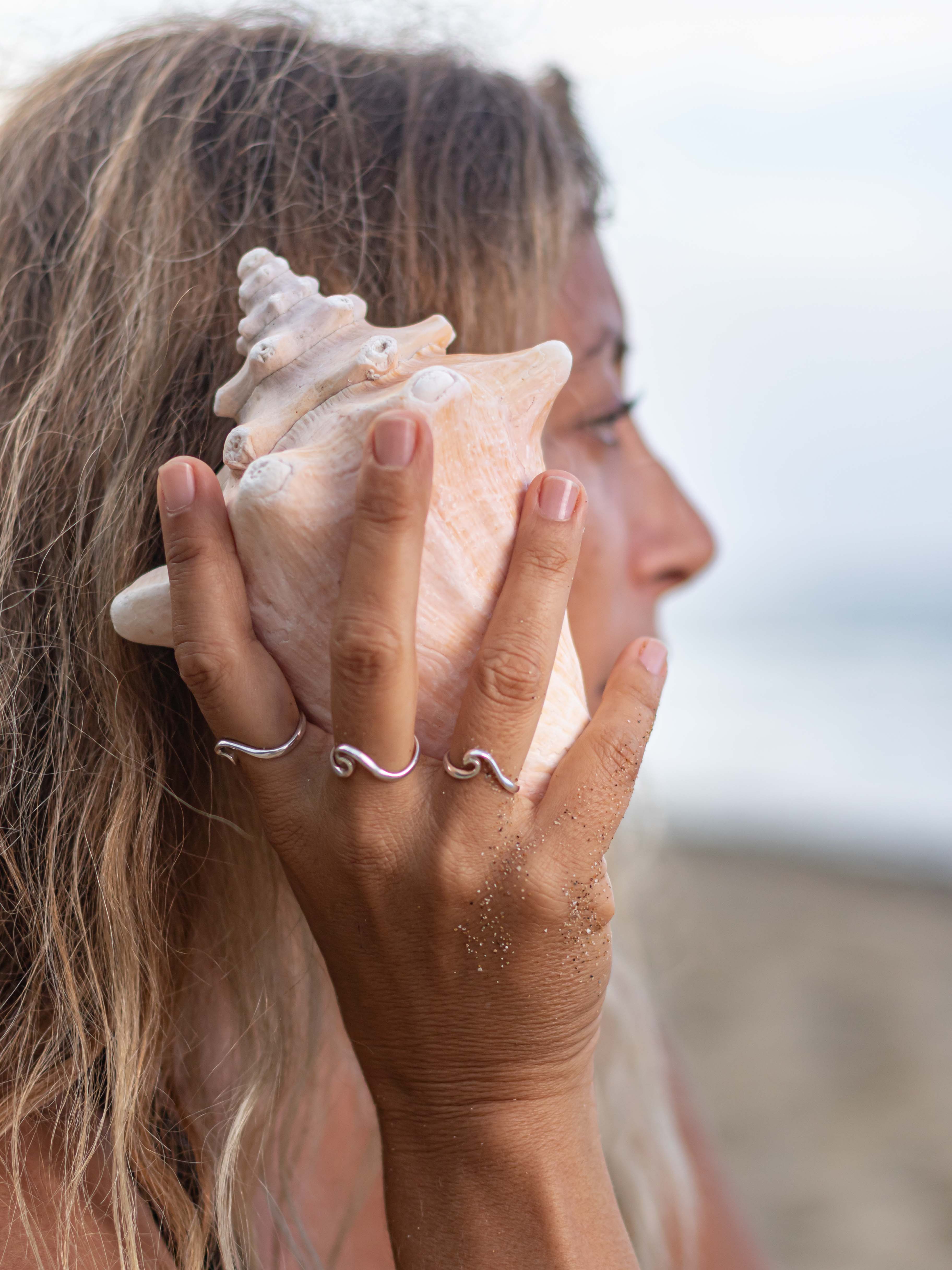 Wave adjustable ring